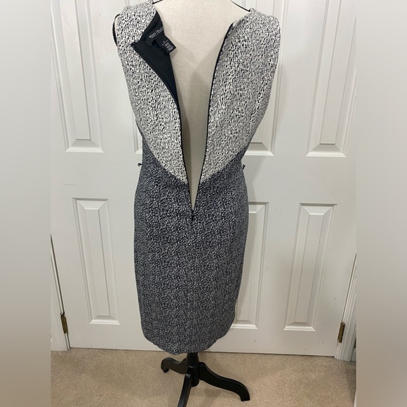 WHBM hombre V Black & White design dress granular print. Lined and well made. 6 - Picture 4 of 14